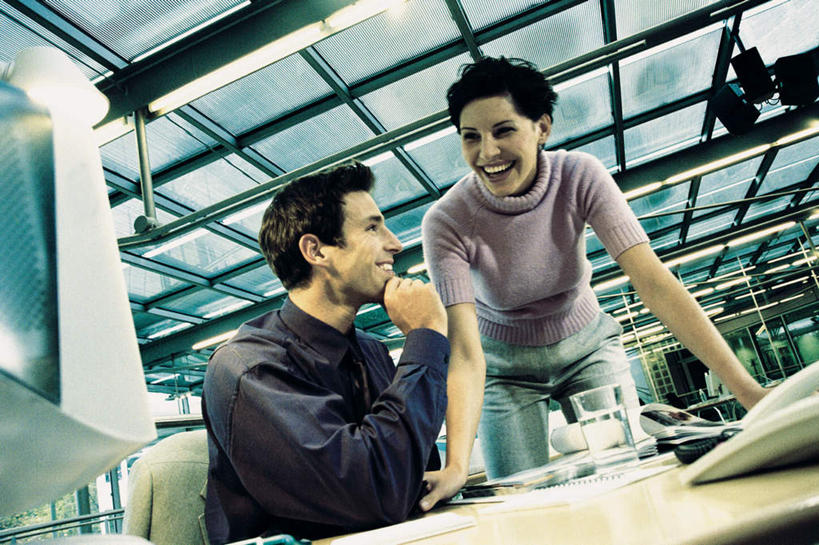 西方人,两个人,伙伴,朋友,商务人士,商务男性,商务女性,办公室,站,坐,笑,打电话,微笑,露齿笑,横图,室内,白天,仰视,衬衫,友谊,合作,团队,电脑,显示器,鼠标,键盘,家具,桌子,杯子,电话,椅子,欧洲,欧洲人,撑,阴影,套装,朦胧,模糊,光线,网络,材料,档案,文件,影子,办公桌,灯光,注视,输入设备,通讯设备,玻璃制品,话筒,会议椅,水杯,资料,观察,看,站着,电话线,台式电脑,战略,观看,办公椅,察看,撑着,关注,文档,通信设备,商务装,工薪阶层,输出设备,办公家具,联合,合谋,商务椅,培训椅,交流,配合,协作,男人,男性,女人,女性,中年男性,中年女性,白种人,白领,上班族,玻璃杯,电话机,沟通,通话,站立,坐着,半身,彩图,低角度拍摄,衬衣