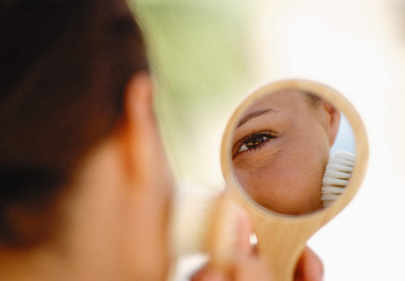 西方人,脸,头,脸颊,一个人,横图,室外,特写,白天,化妆,美容,植物,镜子,欧洲,欧洲人,仅一个年轻女性,仅一个女性,仅一个人,握,阴影,朦胧,模糊,反射,光线,影子,拿,拿着,注视,肩膀,树,树木,背面,绿色,自然,化妆镜,观察,看,握着,生长,成长,观看,镜像,察看,镜面,关注,光学,年轻女性,女人,女性,白种人,头部,脸部,脸蛋,面部,半身,彩图