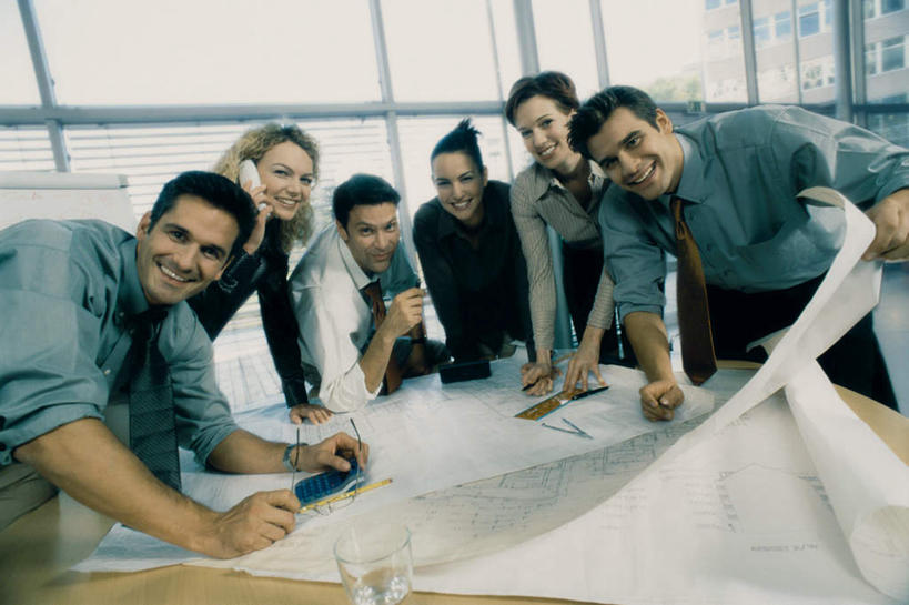 西方人,伙伴,朋友,商务人士,商务男性,商务女性,办公室,站,笑,说,打电话,微笑,露齿笑,横图,室内,白天,正面,衬衫,西装,讨论,友谊,合作,团队,计算器,窗户,家具,落地窗,桌子,电话,手机,欧洲,欧洲人,撑,弯腰,握,阴影,套装,正装,光线,计算,科学,笔,材料,档案,文件,影子,纸,办公桌,办公用品,领带,许多人,拿,听,拿着,注视,职业装,通讯设备,玻璃窗,文具,手稿,学习用品,资料,观察,看,站着,一群人,战略,握着,理财,财务,观看,文具用品,证明,察看,撑着,关注,数学,文档,商务装,工薪阶层,办公家具,弯身,联合,合谋,交流,配合,协作,男人,男性,年轻男性,年轻女性,女人,女性,白种人,白领,上班族,沟通,讲话,交谈,商讨,说话,谈话,通话,站立,半身,彩图,衬衣