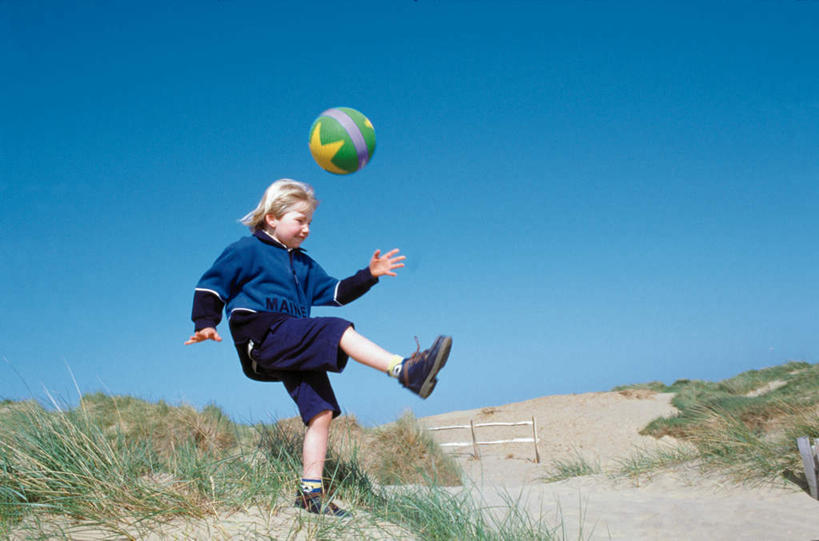 西方人,儿童,一个人,站,横图,室外,白天,侧面,纯洁,足球,草地,沙滩,植物,欧洲,欧洲人,仅一个男性,仅一个人,踢,阴影,服装,朦胧,模糊,光线,沙子,影子,海岸,足球装备,沙地,抬腿,注视,休闲装,运动器械,草,小孩,衣服,蓝色,绿色,蓝天,天空,阳光,天,观察,看,站着,张嘴,仅一个小孩,休闲,休闲服,健身器械,可爱,童年,童趣,服饰,晴朗,观看,察看,关注,健身器材,张大嘴巴,童真,烂漫,无邪,万里无云,蹴鞠,天真,足球运动,男孩,男人,男性,白种人,孩子,海滩,晴空,晴空万里,张开嘴,站立,彩图,全身,运动器材,男生