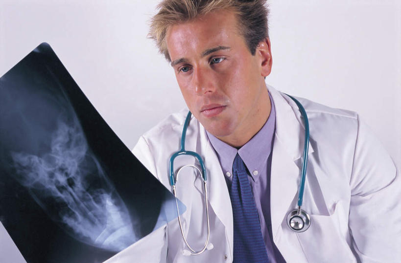 西方人,一个人,医生,坐,横图,x光片,室内,白天,白色背景,正面,工作服,制服,欧洲,欧洲人,仅一个男性,仅一个人,握,阴影,辐射,光线,科学,医学,影子,拿,拿着,注视,仅一个年轻男性,听诊器,观察,看,医护人员,医疗人员,握着,摄影,影棚,观看,察看,医疗,医疗设备,科学技术,x射线,关注,医疗器械,x光,医疗工具,工作制服,检测工具,男人,男性,年轻男性,白种人,大夫,坐着,半身,彩图,影棚拍摄,工作套服,拍摄,电磁波,电磁辐射