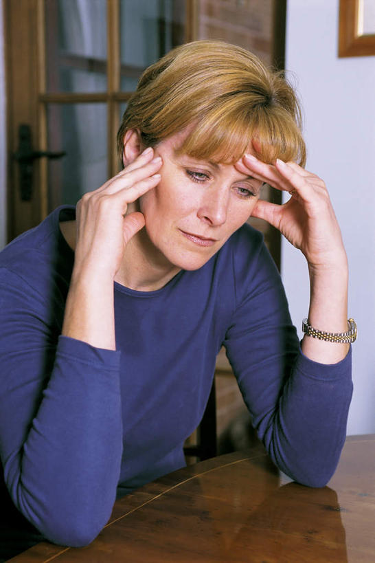 西方人,一个人,坐,竖图,室内,白天,正面,毛衣,门,桌子,欧洲,欧洲人,仅一个女性,仅一个人,撑,阴影,时间,光线,木制,时钟,手表,影子,墙,计时,茶几,注视,墙壁,墙面,白色,木制品,门框,钟表,观察,看,仅一个中年女性,疼痛,揉,表,观看,悲伤,腕表,察看,撑着,关注,痛苦,疾苦,苦楚,女人,女性,中年女性,白种人,钟,坐着,半身,彩图,绒衣,套衫,套头毛衣,线衣