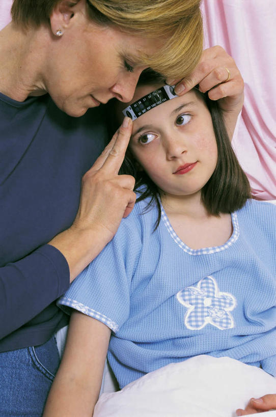 西方人,儿童,两个人,家庭,母亲,女儿,坐,躺,闭眼,竖图,室内,白天,正面,纯洁,安全,床,生活用品,纺织品,欧洲,欧洲人,握,阴影,服装,装饰,光线,医学,测量,毛毯,器材,毯子,温度计,影子,双人床,床单,拿,拿着,注视,休闲装,被子,显示屏,纺织,小孩,衣服,体温计,垫子,观察,看,休闲,温暖,温馨,母女,一家人,休闲服,可爱,母爱,童年,童趣,握着,服饰,观看,担忧,华丽,修饰,快速,温度,点缀,和睦,察看,感冒,医疗,卫生,准确,被单,体温,忧虑,关注,精度,忧郁,精准,发烧,电子温度计,电子体温计,童真,烂漫,无邪,流感,物理,感温头,温度传感器,读数,快捷,医用温度计,量温棒,热电偶,衬托,美观,雅致,雅观,卧着,担心,天真,年轻女性,女孩,女人,女性,白种人,孩子,年轻人,闭眼睛,闭着眼,闭着眼睛,躺着,卧,坐着,半身,彩图,融洽,女生