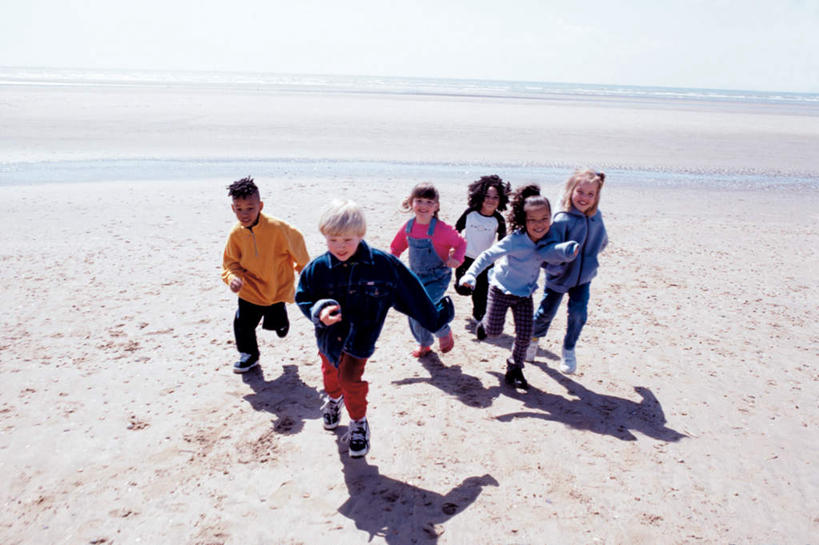 西方人,儿童,伙伴,朋友,笑,微笑,露齿笑,横图,室外,白天,正面,游戏,友谊,纯洁,海浪,海洋,沙滩,欧洲,欧洲人,奔驰,阴影,服装,光线,沙子,影子,海岸,浪花,水平线,云,云朵,辽阔,海平线,沙地,许多人,玩,云彩,注视,休闲装,娱乐,小孩,衣服,蓝色,白云,蓝天,天空,阳光,海水,天,奔跑,观察,看,一群人,休闲,广阔,休闲服,可爱,童年,童趣,服饰,晴朗,观看,活动,一望无际,察看,发泄,关注,消遣,智力,海景,童真,烂漫,无邪,宣泄,无边无际,一马平川,天真,友情,男孩,男人,男性,女孩,女人,女性,白种人,大海,风浪,海,海水的波动,海滩,近岸浪,涌浪,晴空,玩耍,嬉戏,彩图,全身,水天相接,水天一线,男生,女生