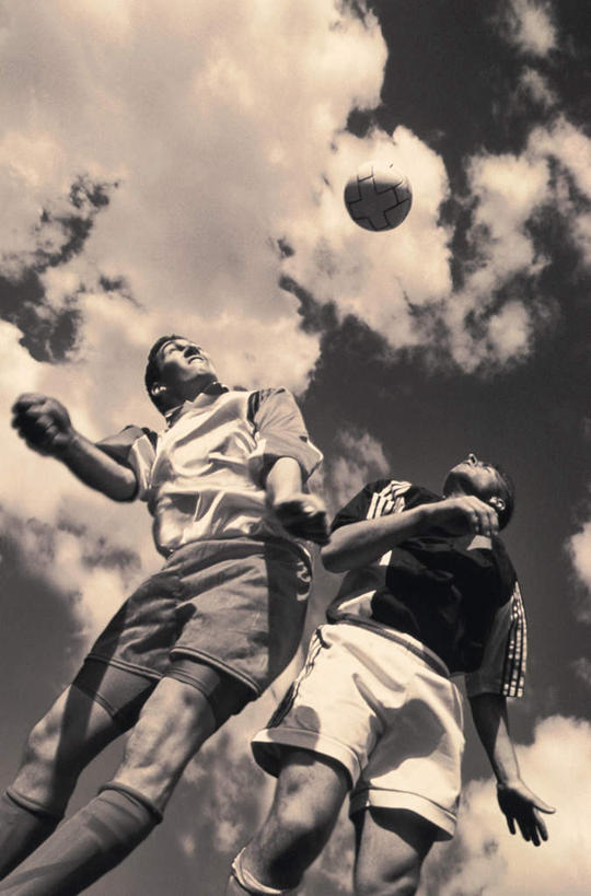 西方人,两个人,伙伴,朋友,运动员,跳,竖图,室外,白天,仰视,运动服,友谊,足球,欧洲,欧洲人,阴影,服装,光线,影子,云,云朵,足球装备,半空,云彩,注视,运动器械,衣服,蓝色,白云,蓝天,天空,天,观察,看,健身器械,服饰,晴朗,观看,撞,察看,衣着,穿着,关注,健身器材,蹴鞠,衣饰,友情,足球运动,男人,男性,年轻男性,白种人,晴空,体育运动员,运动选手,抬头,跳跃,仰头,半身,彩图,低角度拍摄,运动器材,运动装