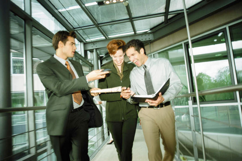 西方人,三个人,伙伴,朋友,商务人士,商务男性,商务女性,走,笑,说,微笑,露齿笑,横图,室内,白天,正面,衬衫,西装,讨论,阅读,友谊,合作,团队,窗户,落地窗,报纸,照明,欧洲,欧洲人,握,学习,阴影,套装,正装,朦胧,模糊,光线,影子,走道,走廊,过道,灯光,拿,拿着,注视,职业装,顶灯,玻璃窗,灯,灯具,低头,观察,看,战略,浏览,握着,转身,观看,照亮,察看,照明设备,关注,商务装,文件架,工薪阶层,资料架,联合,合谋,文件框,文件座,资料档,资料座,回身,交流,配合,协作,男人,男性,年轻男性,年轻女性,女人,女性,白种人,白领,上班族,步行,沟通,讲话,交谈,散步,商讨,说话,谈话,走路,半身,彩图,衬衣