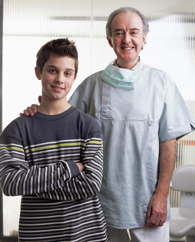 西方人,儿童,两个人,站,笑,双手交叉,微笑,露齿笑,竖图,室内,白天,正面,工作服,毛衣,制服,纯洁,欧洲,欧洲人,阴影,分离,光线,影子,墙,过滤,分开,注视,墙壁,墙面,小孩,白色,口罩,观察,看,站着,隔断,可爱,童年,童趣,搭,遮掩,观看,隔离,察看,卫生,掩盖,双手抱胸,遮挡,搭着,关注,净化,间隔,预防,童真,烂漫,无邪,遮盖,防尘,掩饰,断绝,隔开,屏蔽,屏绝,远离,中断,阻遏,阻隔,工作制服,天真,男孩,男人,男性,中年男性,白种人,站立,半身,彩图,工作套服,绒衣,套衫,套头毛衣,线衣,男生