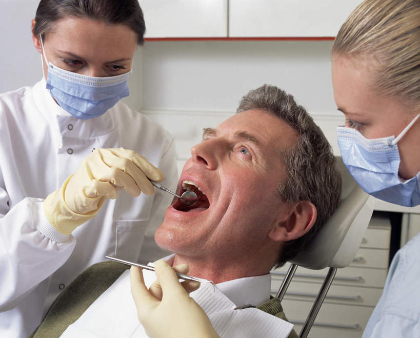 西方人,三个人,医生,病人,站,坐,笑,微笑,露齿笑,横图,室内,白天,正面,工作服,毛衣,制服,仪器,柜子,欧洲,欧洲人,握,阴影,检查,装饰,反射,分离,分析,光线,科学,纺织物,放大镜,影子,墙,储物柜,过滤,拿,分开,拿着,注视,墙壁,墙面,白色,口罩,手套,毛巾,观察,看,清洁,站着,医护人员,医疗人员,温暖,隔断,清晰,探索,握着,遮掩,放大,观看,保暖,隔离,仔细,华丽,点缀,透镜,察看,卫生,掩盖,凸透镜,遮挡,聚焦,御寒,储存,关注,净化,间隔,预防,透气,遮盖,防尘,防水,光学,清楚,衬托,美观,雅致,雅观,掩饰,断绝,隔开,屏蔽,屏绝,远离,中断,阻遏,阻隔,工作制服,储水,耐磨,吸水,储备,蕴藏,贮备,男人,男性,女人,女性,中年男性,中年女性,白种人,大夫,患者,就医者,站立,坐着,半身,彩图,工作套服,绒衣,套衫,套头毛衣,线衣,贮存