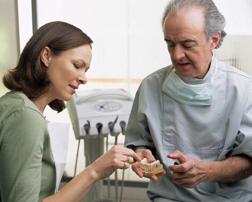 西方人,两个人,病人,牙科医生,坐,说,横图,室内,白天,正面,工作服,毛衣,制服,讨论,机器,窗户,落地窗,生活用品,欧洲,欧洲人,握,阴影,朦胧,模糊,分离,光线,纺织物,影子,办公用品,过滤,拿,分开,拿着,注视,玻璃窗,文具,口罩,学习用品,毛巾,日用品,低头,观察,看,清洁,隔断,图钉,握着,遮掩,观看,保暖,隔离,文具用品,察看,卫生,掩盖,遮挡,关注,净化,间隔,假牙,预防,透气,遮盖,防尘,防水,掩饰,断绝,隔开,屏蔽,屏绝,远离,中断,阻遏,阻隔,工作制服,活动假牙,义齿,储水,耐磨,吸水,交流,男人,男性,女人,女性,中年男性,中年女性,白种人,患者,就医者,牙医,沟通,讲话,交谈,商讨,说话,谈话,坐着,半身,彩图,工作套服,绒衣,套衫,套头毛衣,线衣