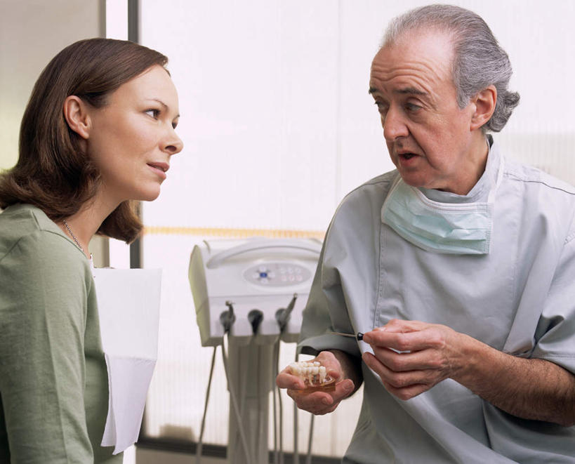 西方人,两个人,病人,牙科医生,坐,说,横图,室内,白天,正面,工作服,毛衣,制服,讨论,机器,窗户,落地窗,生活用品,欧洲,欧洲人,握,阴影,朦胧,模糊,分离,光线,纺织物,影子,办公用品,过滤,拿,分开,拿着,注视,玻璃窗,相视,文具,口罩,学习用品,毛巾,日用品,观察,看,清洁,面对面,隔断,图钉,握着,遮掩,观看,对视,保暖,隔离,文具用品,察看,卫生,掩盖,遮挡,关注,净化,间隔,假牙,相对,预防,透气,遮盖,防尘,防水,相看,掩饰,断绝,隔开,屏蔽,屏绝,远离,中断,阻遏,阻隔,工作制服,活动假牙,义齿,储水,耐磨,吸水,交流,男人,男性,女人,女性,中年男性,中年女性,白种人,患者,就医者,牙医,沟通,讲话,交谈,商讨,说话,谈话,坐着,半身,彩图,工作套服,绒衣,套衫,套头毛衣,线衣