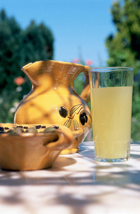 果汁,无人,交叉,竖图,室外,特写,白天,正面,旅游,度假,美景,树林,植物,餐桌,桌子,竹子,柑橘,杯子,法国,欧洲,阴影,竹制,朦胧,模糊,编织,光线,壶,篮子,影子,景观,橙汁,饮品,娱乐,玻璃制品,水壶,树,树木,饮料,绿色,阳光,自然,茶壶,容器,水杯,竹篮,享受,休闲,景色,放松,生长,成长,餐台,竹条,交织,竹制品,普罗旺斯,可口,自然风光,法兰西共和国,法兰西第五共和国,穿插,普罗旺斯省,适口,玻璃杯,橘子,桔子,橙子,橙,彩图