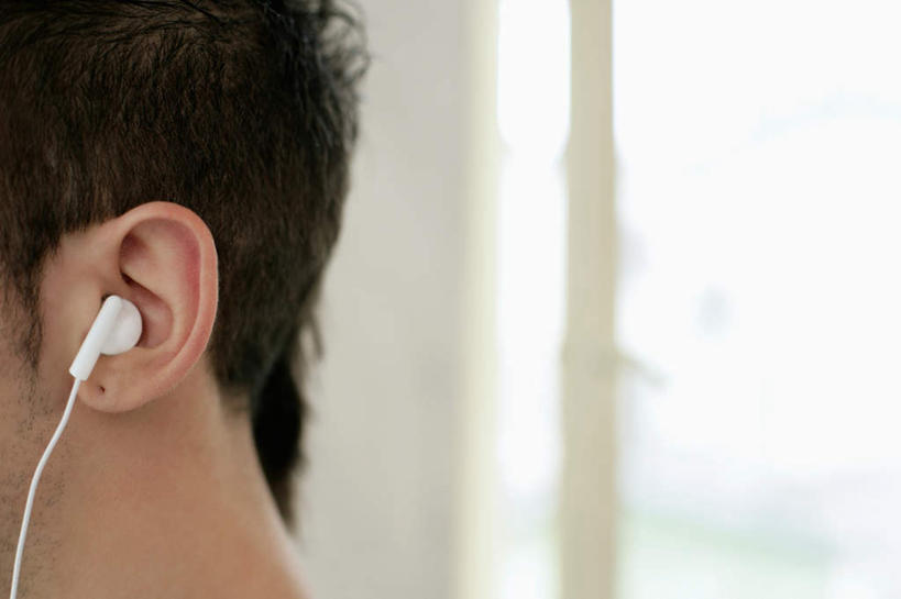 西方人,头,脖子,一个人,商务人士,商务男性,站,横图,室内,白天,侧面,衬衫,快乐,满意,幸福,窗户,欧洲,欧洲人,仅一个男性,仅一个人,戴,阴影,套装,朦胧,模糊,光线,影子,墙,音响,音乐,听,娱乐,玻璃窗,墙壁,墙面,仅一个年轻男性,白色,耳机,看,站着,享受,休闲,放松,戴着,舒适,享乐,商务装,工薪阶层,男人,男性,年轻男性,白种人,头部,脖,颈,颈部,白领,上班族,站立,半身,彩图,衬衣