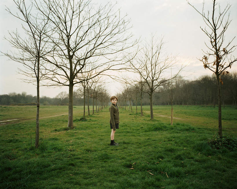 西方人,儿童,一个人,站,笑,微笑,露齿笑,横图,室外,白天,正面,运动鞋,纯洁,草地,草坪,森林,树林,植物,鞋子,欧洲,欧洲人,仅一个男性,仅一个人,阴影,服装,光线,影子,云,云朵,枝条,云彩,注视,休闲装,草,树,树木,树枝,小孩,衣服,蓝色,绿色,白云,蓝天,天空,阳光,自然,天,观察,看,站着,仅一个小孩,休闲,休闲服,可爱,童年,童趣,服饰,转身,生长,晴朗,成长,观看,休闲鞋,察看,关注,童真,烂漫,无邪,回身,虬枝,枝杈,天真,男孩,男人,男性,白种人,孩子,晴空,站立,彩图,全身,男生