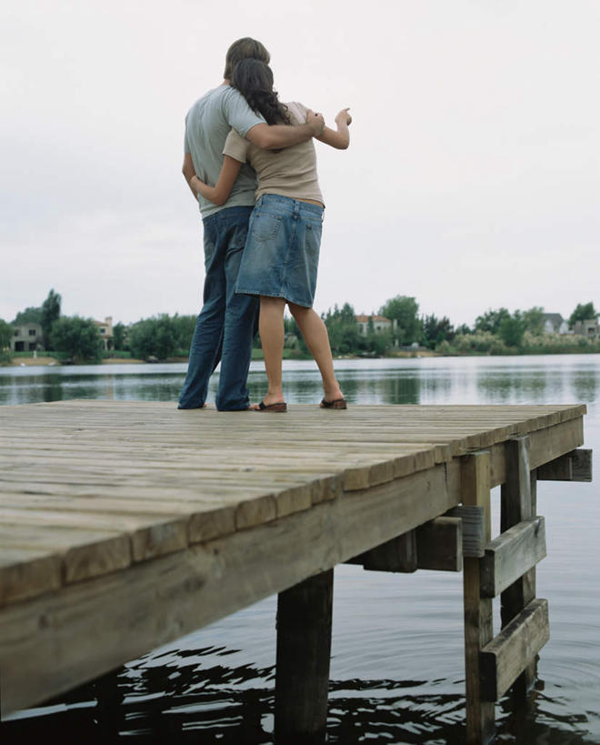 西方人,两个人,家庭,夫妻,码头,站,举,抱,攀登,竖图,室外,白天,裙子,爱情,湖,湖泊,树林,水,植物,港口,欧洲,欧洲人,指,阴影,服装,光线,梯子,影子,阶梯,木梯,湖面,水流,水面,浪漫,注视,指点,休闲装,树,树木,背面,衣服,蓝色,绿色,蓝天,天空,自然,湖水,天,观察,看,靠,靠着,托,站着,休闲,温暖,温馨,一家人,休闲服,爬,恩爱,短裙,恋人,服饰,生长,晴朗,成长,抱着,观看,上升,半身裙,和睦,察看,搂着,指向,关注,万里无云,登高,男人,男性,年轻男性,年轻女性,女人,女性,白种人,年轻人,夫妇,情侣,晴空,晴空万里,举起,举手,举着,搂,搂抱,攀爬,向上举,向上伸,向上托,站立,彩图,全身,摆渡口,埠头,渡口,渡头,港湾,海港,货运码头,口岸,商港,伴侣,融洽