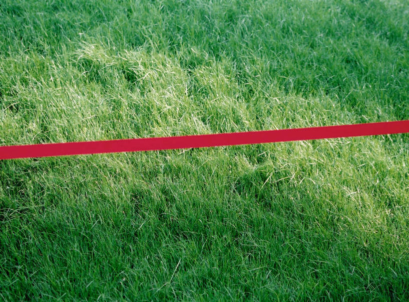 无人,横图,俯视,室外,特写,白天,旅游,度假,草地,草坪,美景,植物,一条,阴影,光线,丝绸,丝带,影子,景观,缎带,娱乐,绸带,草,红色,绿色,阳光,自然,享受,休闲,景色,放松,自然风光,边界,彩图,高角度拍摄,边界线