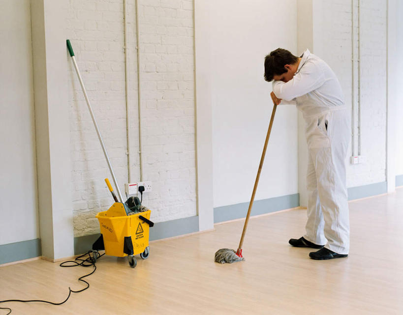 西方人,一个人,站,横图,室内,白天,侧面,工作服,制服,欧洲,欧洲人,仅一个男性,仅一个人,阴影,电力,光线,电线,工具,扫帚,线,影子,墙,电能,线路,注视,拖把,墙壁,墙面,仅一个年轻男性,白色,容器,观察,看,清洁,站着,搭,观看,储藏,电,电源,电源线,扫把,察看,卫生,储存,搭着,关注,保洁,能量,笤帚,工作制服,男人,男性,年轻男性,白种人,站立,彩图,全身,工作套服,贮存