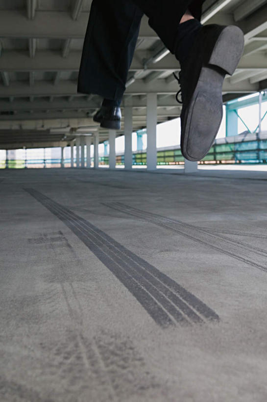 西方人,腿部,腿,一个人,商务人士,商务男性,停车场,跳,竖图,室内,白天,仰视,鞋,衬衫,鞋子,欧洲,欧洲人,仅一个男性,仅一个人,仅一个中年男性,套装,墙,皮革,地面,半空,痕迹,墙壁,墙面,轮胎,张开双腿,紧急,商务装,工薪阶层,陈迹,紧迫,展开双腿,男人,男性,中年男性,白种人,白领,上班族,跳跃,半身,彩图,低角度拍摄,衬衣,皮鞋,泊车场,伸展双腿