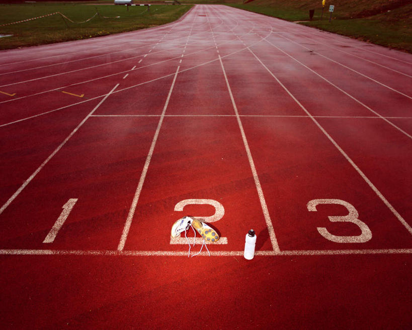 无人,体育馆,运动场,横图,俯视,室外,特写,白天,运动鞋,鞋子,一排,阴影,整齐,光线,标志,数字,文字,影子,字符,跑道,灯光,标识,体育场,排列,红色,瓶子,塑料制品,塑料瓶,阿拉伯数字,田径场,休闲鞋,队列,运动馆,彩图,高角度拍摄