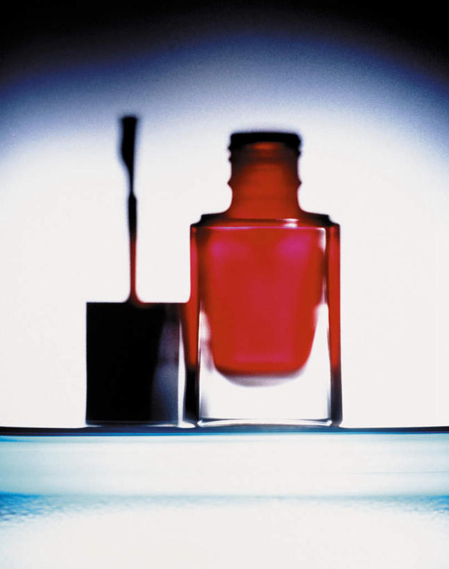 无人,竖图,室内,特写,白天,正面,静物,阴影,朦胧,模糊,装饰,光线,影子,灯光,指甲油,红色,华丽,修饰,点缀,衬托,美观,雅致,雅观,彩图