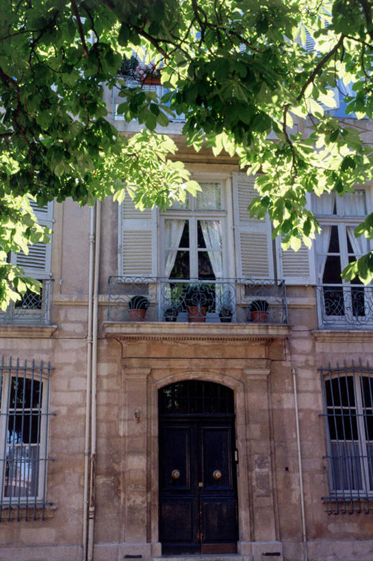 无人,露台,竖图,室外,白天,仰视,旅游,度假,名胜古迹,植物,窗户,窗帘,落地窗,门,阳台,标志建筑,地标,建筑,法国,欧洲,阴影,遗迹,装饰,光线,影子,堡垒,城堡,古迹,文物,娱乐,建设,古建筑,玻璃窗,树,树木,绿色,阳光,自然,帘子,把手,门把手,门框,享受,休闲,遮阳,旅游胜地,放松,生长,成长,华丽,修饰,门把,点缀,普罗旺斯,要塞,古文明,艾克斯,法兰西共和国,衬托,美观,雅致,雅观,法兰西第五共和国,普罗旺斯省,设防,拉手,彩图,低角度拍摄,露天阳台