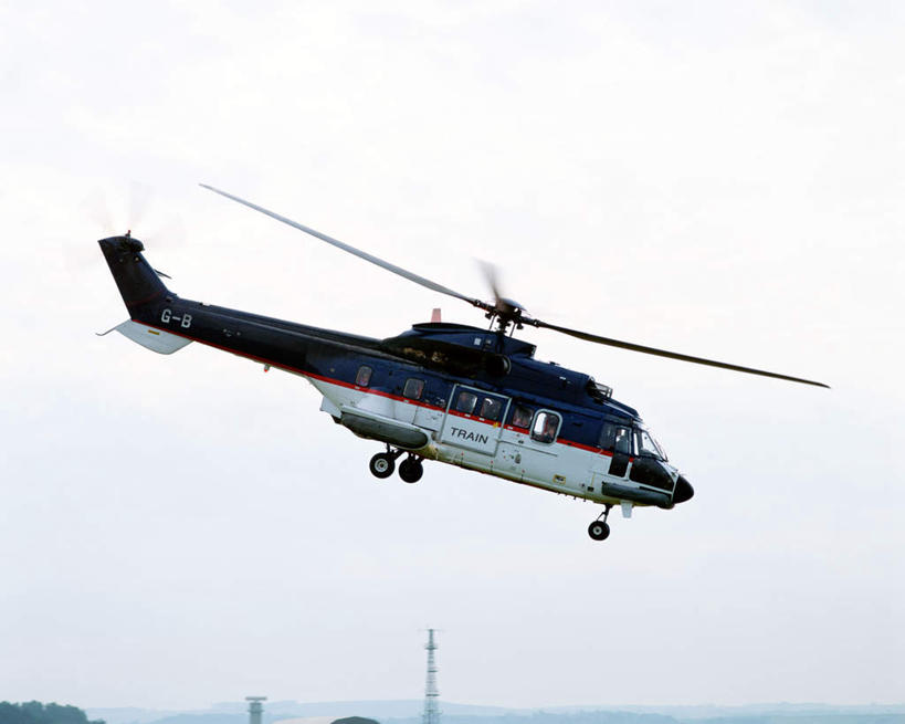 无人,横图,室外,白天,仰视,飞机,飞翔,阴影,飞行,光线,影子,云,云朵,翱翔,云彩,航空,飞,蓝色,白云,蓝天,天空,阳光,交通工具,天,一架,晴朗,直升机,直升飞机,载具,晴空,彩图,低角度拍摄