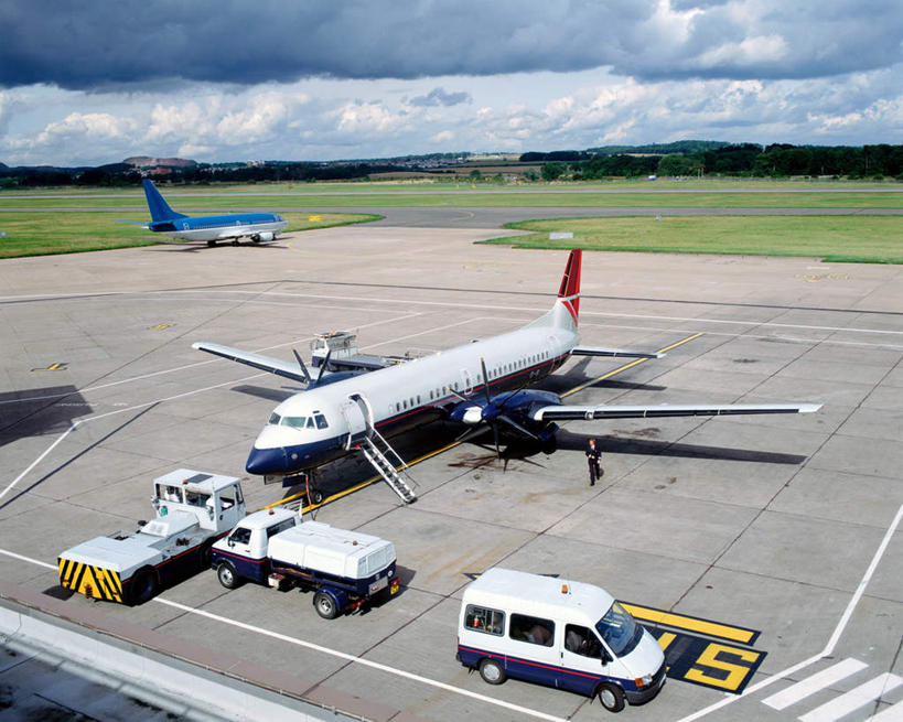 无人,机场,横图,俯视,室外,白天,草地,草坪,植物,飞机,飞机场,卡车,两辆,阴影,光线,影子,地平线,云,云朵,辽阔,地面,集装箱,交通,云彩,航空,草,树,树木,蓝色,绿色,白云,蓝天,天空,阳光,自然,停机坪,交通工具,天,广阔,运输,集装箱车,生长,晴朗,成长,货车,一望无际,客机,载具,延伸,货运车,两架,天地相交,无边无际,一马平川,晴空,载重汽车,彩图,高角度拍摄