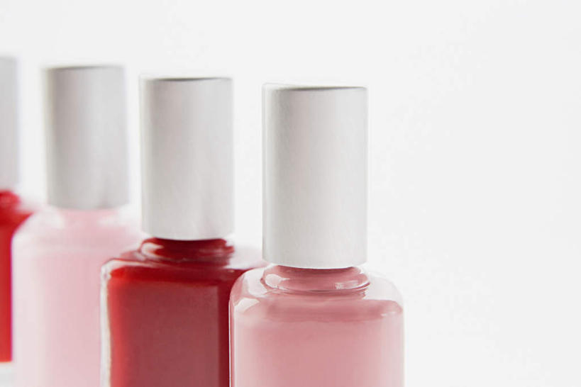 无人,横图,俯视,室内,特写,白天,白色背景,一排,阴影,整齐,装饰,光线,罐子,影子,指甲油,玻璃制品,排列,红色,玻璃瓶,瓶子,摄影,影棚,华丽,修饰,点缀,四瓶,队列,衬托,美观,雅致,雅观,彩图,高角度拍摄,影棚拍摄,拍摄