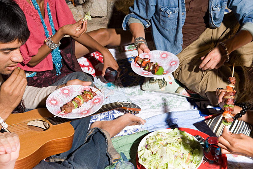 西方人,腿部,脚,脚趾,脚趾甲,腿,伙伴,朋友,坐,笑,吃,盘腿,微笑,露齿笑,横图,俯视,室外,白天,友谊,蔬菜,餐具,欧洲,欧洲人,五个人,阴影,服装,新鲜,光线,碟子,盘,影子,坐垫,肉,生食,蔬菜沙拉,沙拉,食品,烤肉,许多人,注视,休闲装,光脚,色拉,沙律,肉类,食物,衣服,盘子,碟,观察,看,一群人,休闲,赤脚,休闲服,服饰,有机食品,绿色食品,观看,色拉酱,察看,关注,千岛酱,肉食,野餐垫,野餐地毯,多功能毯,友情,男人,男性,年轻男性,年轻女性,女人,女性,白种人,脚指甲,嚼,盘腿而坐,盘膝,盘着腿的,盘着腿坐,食,双腿交叉,坐着,半身,彩图,高角度拍摄