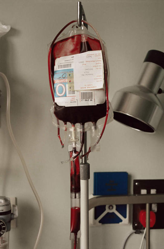 无人,医院,竖图,室内,白天,正面,台灯,照明,阴影,反射,影子,墙,灯光,墙壁,墙面,灯,红色,灯具,血液,针管,针筒,注射,照亮,医疗,医疗设备,注射器,输液,照明设备,打点滴,医疗机构,输液瓶,静脉输液,彩图,病院,诊所