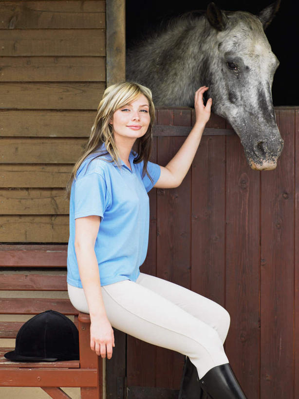 西方人,一个人,农场,坐,笑,摸,微笑,露齿笑,竖图,室外,白天,侧面,旅游,度假,畜牧业,牧场,美景,马,野生动物,欧洲,欧洲人,仅一个年轻女性,仅一个女性,仅一个人,抚摸,服装,木质,墙,景观,注视,休闲装,娱乐,一匹,墙壁,墙面,衣服,自然,动物,观察,看,享受,休闲,休闲服,景色,放松,运输,服饰,牲畜,观看,察看,关注,自然风光,畜牧,牧业,年轻女性,女人,女性,白种人,触摸,接触,坐着,半身,彩图