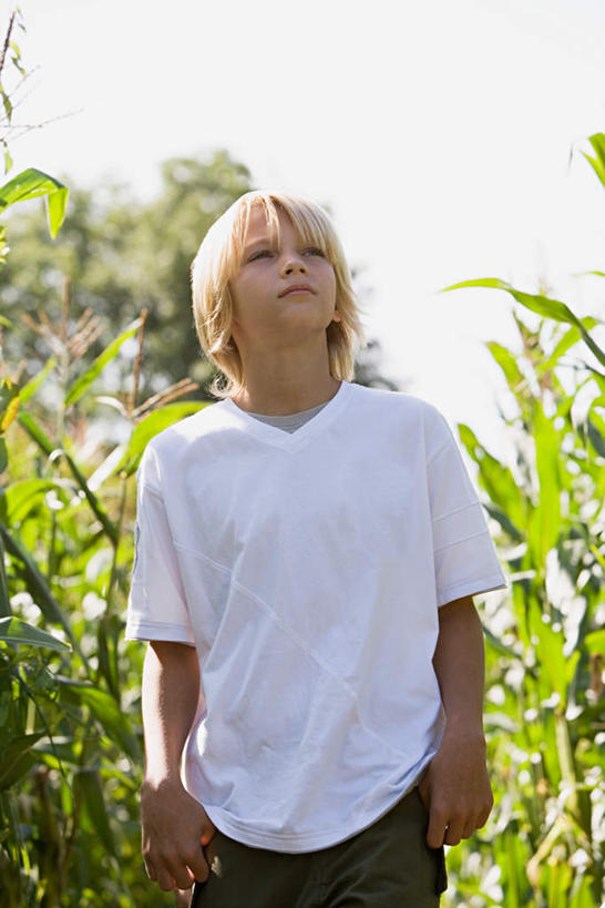 西方人,儿童,一个人,农田,站,竖图,室外,白天,正面,旅游,度假,纯洁,庄稼,农作物,玉米,美景,蔬菜,叶子,欧洲,欧洲人,仅一个男性,仅一个人,阴影,服装,新鲜,光线,棒子,影子,景观,玉蜀黍,食品,绿叶,注视,休闲装,娱乐,食物,小孩,衣服,阳光,自然,看,站着,仅一个小孩,享受,休闲,思考,休闲服,嫩叶,景色,放松,考虑,可爱,童年,童趣,服饰,有机食品,绿色食品,苞米,关注,自然风光,苞芦,童真,烂漫,无邪,苞谷,包谷,大蜀黍,番麦,薏米包,玉高粱,玉麦,珍珠米,天真,男孩,男人,男性,白种人,孩子,叶,叶片,抬头,仰头,站立,半身,彩图,耕地,庄稼田,男生