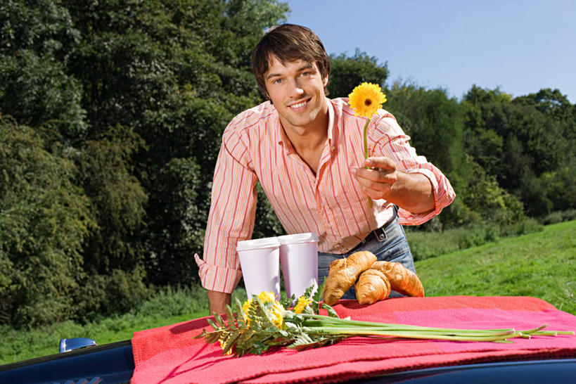 点心,面包,西方人,一个人,站,笑,微笑,露齿笑,横图,室外,白天,正面,爱情,草地,草坪,树林,植物,汽车,杯子,欧洲,欧洲人,仅一个男性,仅一个人,一辆,撑,握,服装,盛开,坐垫,食品,面点,羊角面包,跑车,拿,花蕾,拿着,注视,休闲装,车,草,花,花瓣,花朵,鲜花,树,树木,食物,糕点,仅一个年轻男性,两个,三个,衣服,蓝色,绿色,蓝天,天空,自然,纸制品,交通工具,天,花苞,花蕊,观察,看,站着,一束,休闲,休闲服,牛角面包,菊花,握着,服饰,生长,晴朗,成长,观看,纸杯,吉祥,察看,撑着,关注,一次性杯子,载具,敞篷跑车,万里无云,高洁,野餐垫,野餐地毯,多功能毯,长寿,怀恋,清净,真情,寿客,秋菊,男人,男性,年轻男性,白种人,晴空,晴空万里,站立,半身,彩图