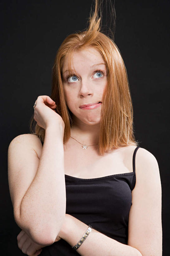 西方人,一个人,站,竖图,室内,白天,正面,裙子,欧洲,欧洲人,仅一个年轻女性,仅一个女性,仅一个人,黑色背景,连衣裙,注视,黑色,吹,观察,看,站着,摄影,影棚,观看,吊带裙,察看,关注,年轻女性,女人,女性,白种人,站立,半身,彩图,影棚拍摄,拍摄