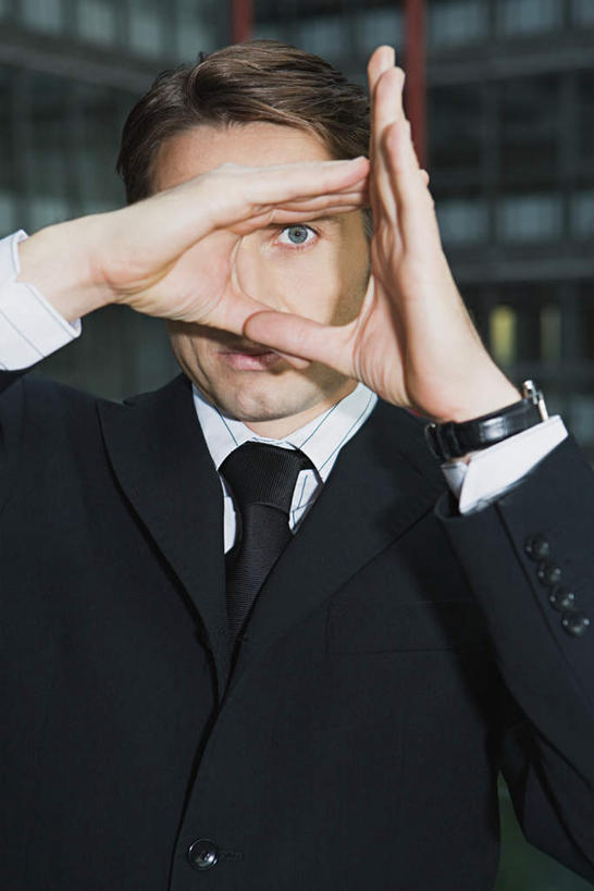 西方人,手,一个人,商务人士,商务男性,站,举,竖图,室内,白天,正面,衬衫,欧洲,欧洲人,双手,仅一个男性,仅一个人,套装,朦胧,模糊,时间,时钟,手表,计时,注视,仅一个年轻男性,钟表,观察,看,手势,托,站着,手部,表,遮,遮掩,观看,腕表,察看,掩盖,遮挡,关注,商务装,工薪阶层,遮盖,掩饰,男人,男性,年轻男性,白种人,白领,上班族,钟,举起,举手,举着,向上举,向上伸,向上托,站立,半身,彩图,衬衣