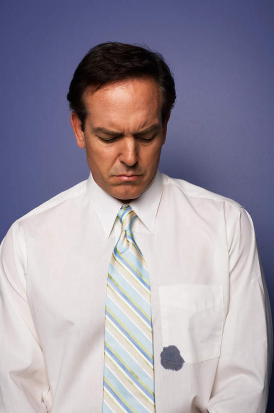 西方人,脸,头,脸颊,一个人,商务人士,商务男性,站,竖图,室内,特写,白天,正面,衬衫,欧洲,欧洲人,仅一个男性,仅一个人,阴影,紫色背景,套装,生气,反射,影子,注视,肩膀,仅一个年轻男性,低头,观察,看,站着,愤怒,摄影,影棚,观看,恼怒,察看,愤慨,怒气,气愤,发怒,关注,怒火,商务装,情绪,脾气,工薪阶层,污点,忿怒,怨恨,强烈,气忿,愤恨,肝火,激动,男人,男性,年轻男性,白种人,头部,脸部,脸蛋,面部,白领,上班族,站立,半身,彩图,影棚拍摄,衬衣,拍摄