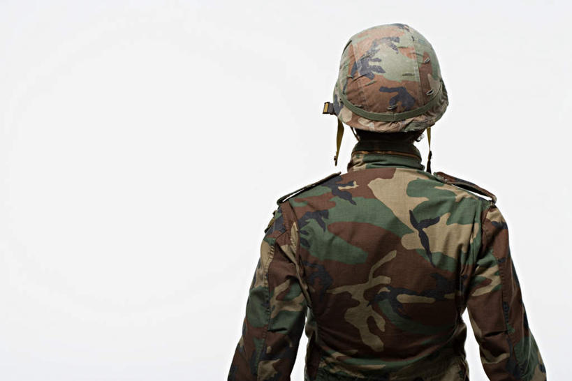 西方人,一个人,站,横图,室内,白天,白色背景,西装,帽子,欧洲,欧洲人,仅一个男性,仅一个人,阴影,套装,正装,反射,头盔,影子,职业装,仅一个年轻男性,背面,安全帽,站着,摄影,影棚,军人,迷彩服,男人,男性,年轻男性,白种人,站立,半身,彩图,影棚拍摄,拍摄