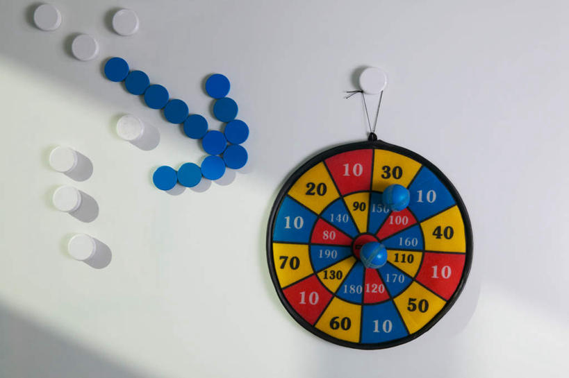 无人,办公室,横图,室内,特写,白天,正面,游戏,成功,胜利,标志,数字,文字,字符,墙,飞镖,玩,方向,娱乐,标识,箭头,墙壁,墙面,休闲,阿拉伯数字,活动,靶心,指向,发泄,消遣,智力,瞄准,簇,宣泄,镖针,飞镖运动,玩耍,嬉戏,彩图