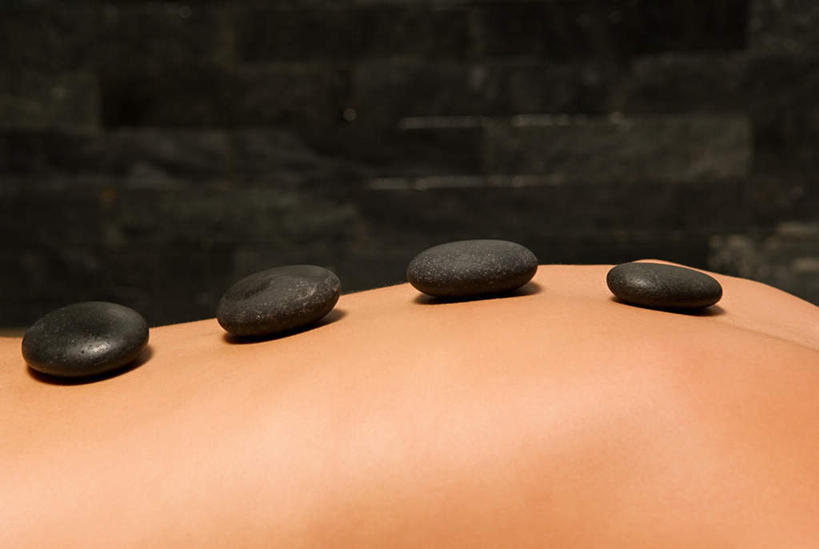 西方人,一个人,躺,横图,室内,特写,白天,侧面,按摩,美容,石头,欧洲,欧洲人,仅一个女性,仅一个人,一排,护肤,阴影,整齐,反射,石子,影子,裸露,排列,仅一个中年女性,保养,享受,休闲,鹅卵石,放松,SPA水疗,保健,温泉浴场,四块,队列,裸,按摩石,养颜,卧着,女人,女性,中年女性,白种人,石块,矿泉疗养地,躺着,卧,半身,彩图,水疗