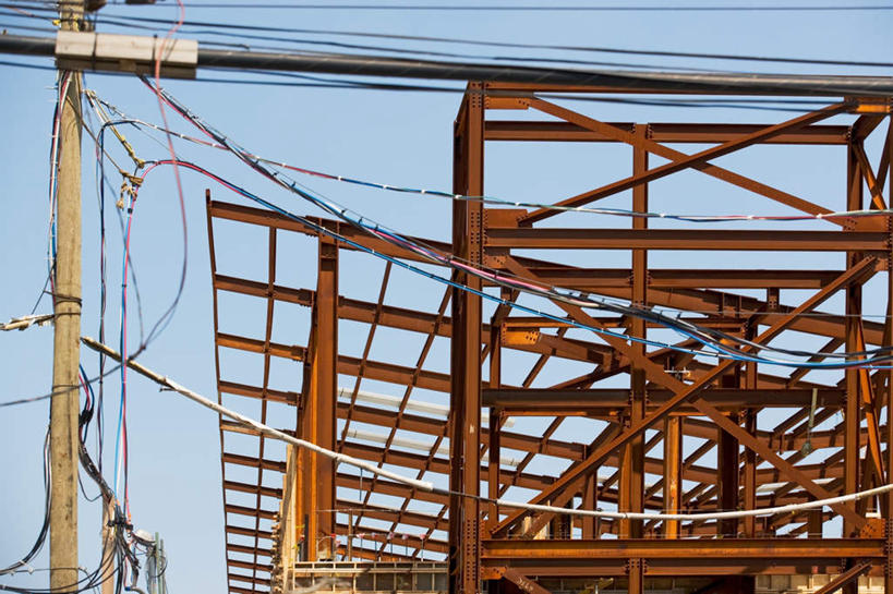 无人,横图,室外,白天,仰视,度假,美景,城市风光,城市,纽约,美国,生锈,电力,电线,线,支架,景观,电能,线路,破坏,娱乐,破损,架子,脚手架,施工,蓝色,蓝天,天空,建筑工地,天,享受,休闲,景色,放松,晴朗,电,支撑,电源,电源线,腐蚀,侵蚀,损坏,固定,北美,北美洲,美洲,丢弃,能量,抛弃,纽约州,万里无云,帝国之州,帝国州,北亚美利加洲,亚美利加洲,地盘,建筑地盘,施工地盘,遗弃,腐化,摈弃,扔掉,扔弃,甩掉,锈迹斑斑,扬弃,晴空,晴空万里,彩图,低角度拍摄,工地,稳固