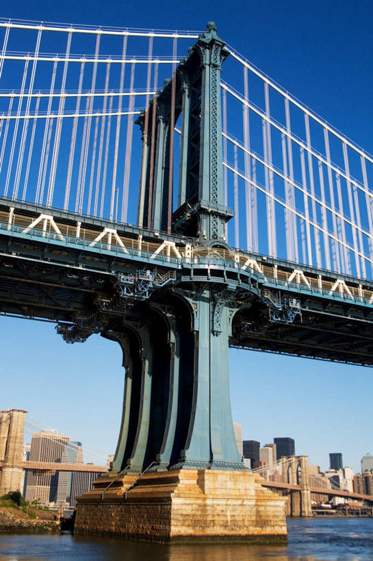 无人,高楼大厦,竖图,室外,白天,仰视,度假,办公楼,河流,美景,水,城市风光,城市,大桥,大厦,建筑,摩天大楼,桥梁,写字楼,纽约,美国,阴影,光线,影子,河水,景观,水流,桥,曼哈顿,娱乐,蓝色,蓝天,天空,阳光,楼宇,天,享受,休闲,钢索,商务楼,景色,放松,吊桥,晴朗,悬索桥,北美,北美洲,美洲,纽约州,万里无云,帝国之州,帝国州,北亚美利加洲,亚美利加洲,曼哈顿大桥,曼哈顿桥,曼哈坦大桥,晴空,晴空万里,彩图,低角度拍摄,大楼,高层建筑,高楼,摩天楼,曼哈顿岛