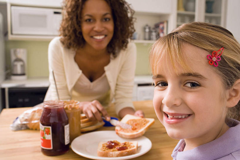 点心,面包,西方人,儿童,两个人,家庭,母亲,女儿,站,笑,微笑,露齿笑,横图,室内,白天,正面,烹饪,纯洁,餐桌,厨房,桌子,餐具,厨具,欧洲,非洲,黑人,欧洲人,切开,握,服装,朦胧,模糊,叉子,刀叉,刀子,电器,碟子,罐子,盘,食品,面点,拿,拿着,扭头,注视,休闲装,玻璃制品,食物,糕点,小孩,衣服,盘子,玻璃瓶,瓶子,碟,果酱,观察,看,切,站着,转头,休闲,温暖,温馨,母女,一家人,休闲服,可爱,母爱,童年,童趣,握着,服饰,餐台,观看,微波炉,和睦,察看,家电,家用电器,关注,餐刀,微波,剖面,炊具,童真,烂漫,无邪,烹饪用具,餐叉,切面,果子酱,天真,年轻女性,女孩,女人,女性,白种人,非洲人,孩子,年轻人,进餐用具,烹调用具,烹调,站立,半身,彩图,灶间,融洽,小家电,女生