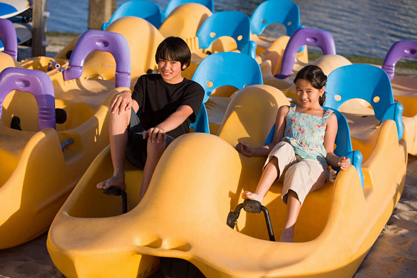 东方人,儿童,两个人,伙伴,朋友,坐,笑,微笑,露齿笑,横图,俯视,室外,白天,友谊,纯洁,河流,水,船,亚洲,许多,阴影,波纹,服装,光线,影子,河水,水流,涟漪,注视,休闲装,黄种人,踩,小孩,衣服,水纹,阳光,交通工具,波浪,踩着,观察,看,休闲,休闲服,可爱,童年,童趣,服饰,游乐设施,观看,察看,舟,关注,载具,脚踏船,童真,烂漫,无邪,水晕,天真,友情,男孩,男人,男性,女孩,女人,女性,亚洲人,坐着,彩图,高角度拍摄,全身,男生,女生