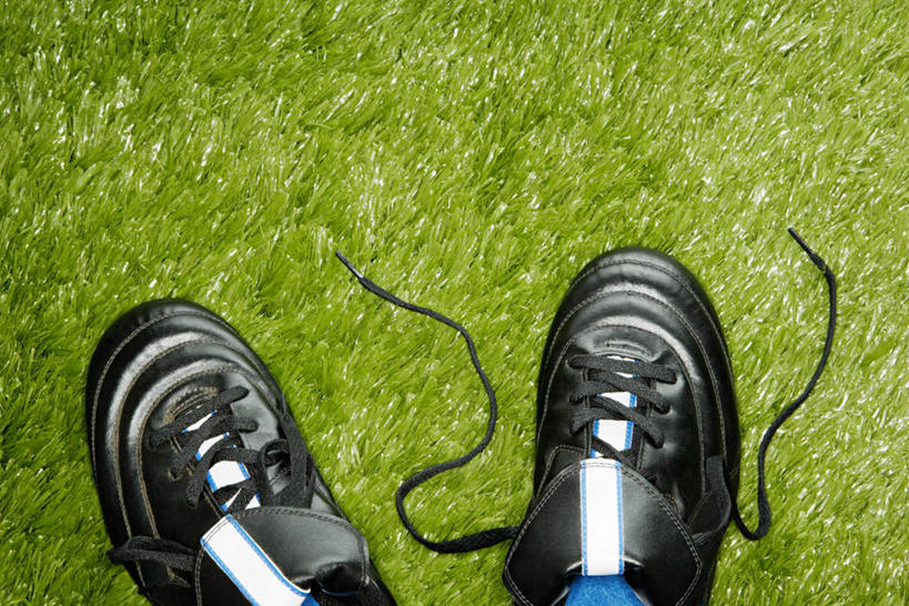 无人,足球场,体育馆,运动场,横图,俯视,室外,特写,白天,运动鞋,草地,草坪,植物,静物,鞋子,一双,阴影,反射,影子,运动器械,体育场,草,绿色,健身器械,田径场,休闲鞋,健身器材,绿茵场,运动馆,彩图,高角度拍摄,足球比赛场地,运动器材