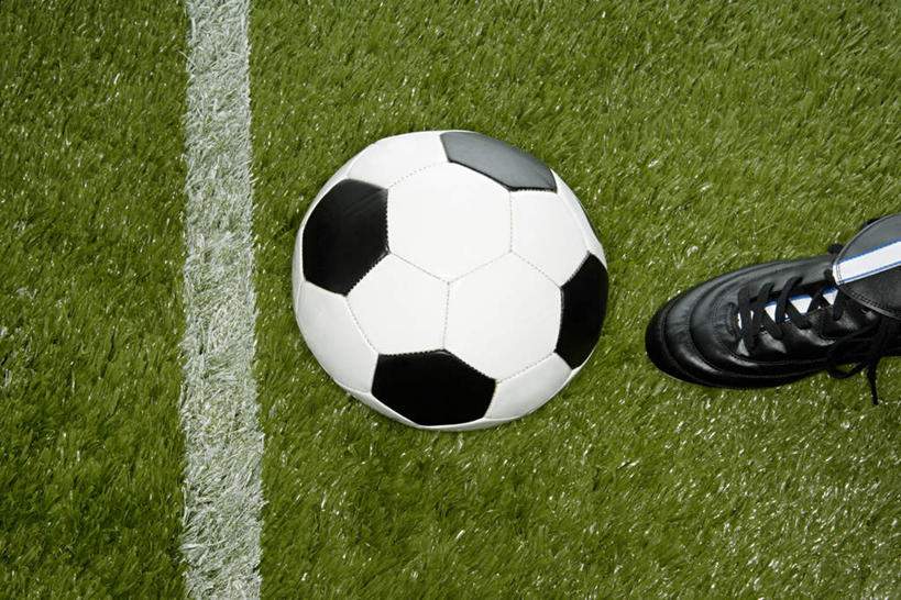 无人,体育馆,运动场,横图,俯视,室外,特写,白天,运动鞋,足球,草地,草坪,植物,鞋子,分界线,足球装备,体育场,草,一个,绿色,白色,田径场,单个,休闲鞋,运动馆,蹴鞠,足球运动,彩图,高角度拍摄