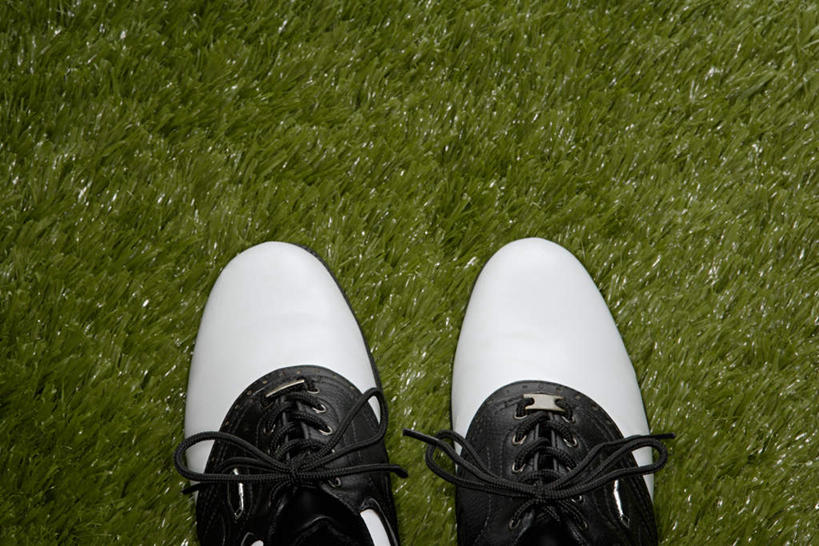 无人,体育馆,运动场,横图,俯视,室外,特写,白天,运动鞋,草地,草坪,植物,鞋子,一双,体育场,草,绿色,田径场,休闲鞋,运动馆,彩图,高角度拍摄