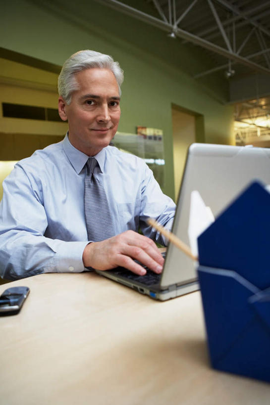 西方人,一个人,商务人士,商务男性,办公室,坐,打电话,竖图,室内,白天,正面,衬衫,电脑,笔记本电脑,家具,筷子,桌子,餐具,电话,手机,欧洲,欧洲人,仅一个男性,仅一个人,仅一个中年男性,敲打,套装,网络,纸盒,办公桌,领带,注视,文化,输入,通讯设备,传统,盒子,包装盒,打字,观察,看,观看,外卖,点击,礼节,敲击,察看,无线,象征,庄重,关注,礼仪,通信设备,商务装,身份,无线网络,无线上网,便携式电脑,工薪阶层,办公家具,正式,地位,交流,按键,手提电脑,男人,男性,中年男性,白种人,白领,上班族,进餐用具,沟通,通话,坐着,半身,彩图,衬衣