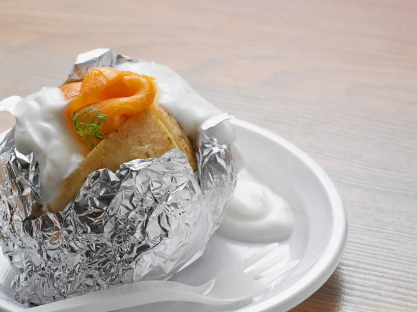 点心,三文鱼,无人,横图,俯视,室内,特写,白天,餐桌,桌子,鲑鱼,餐具,阴影,反射,包装,包装纸,碟子,铝箔纸,盘,锡箔纸,影子,纸,陶瓷,食品,甜点,甜品,陶瓷制品,纸张,食物,糕点,一个,盘子,碟,甜食,奶油,单个,餐台,大马哈鱼,包装材料,乳制品,锡箔,铝箔,撒蒙鱼,萨门鱼,冰海之皇,鲑,马哈鱼,麻哈鱼,大麻哈鱼,激凌,克林姆,淇淋,彩图,高角度拍摄