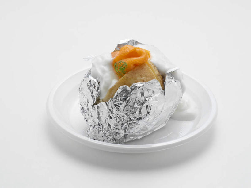 点心,三文鱼,无人,横图,俯视,室内,特写,白天,白色背景,鲑鱼,餐具,阴影,反射,包装,包装纸,碟子,铝箔纸,盘,锡箔纸,影子,纸,食品,甜点,甜品,纸张,食物,糕点,一个,盘子,碟,甜食,奶油,摄影,影棚,单个,大马哈鱼,包装材料,乳制品,锡箔,莳萝,铝箔,撒蒙鱼,萨门鱼,冰海之皇,鲑,洋茴香,土茴香,马哈鱼,麻哈鱼,大麻哈鱼,激凌,克林姆,淇淋,彩图,高角度拍摄,影棚拍摄,拍摄