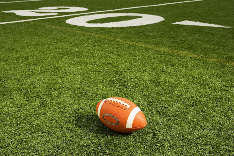 无人,足球场,横图,俯视,室外,特写,白天,锻炼,成功,运动,合作,团队,信心,竞争,橄榄球,草地,草坪,植物,标志,界线,数字,文字,字符,速度,标识,运动器械,队伍,草,绿色,健身器械,力量,平衡,阿拉伯数字,协调,界限,成就,边界,健身器材,绿茵场,灵敏,合伙,柔韧,美式橄榄球,耐力,体育,美式足球,彩图,高角度拍摄,健身,足球比赛场地,运动器材