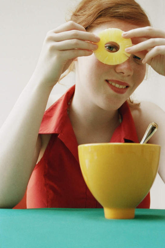 西方人,一个人,客厅,坐,笑,微笑,露齿笑,竖图,室内,白天,正面,餐桌,桌子,菠萝,水果,欧洲,欧洲人,仅一个年轻女性,仅一个女性,仅一个人,一片,握,阴影,服装,朦胧,模糊,新鲜,反射,影子,勺子,陶瓷,墙,生食,食品,果实,陶瓷制品,拿,拿着,扭头,注视,休闲装,墙壁,墙面,食物,一个,衣服,黄色,绿色,白色,容器,调羹,汤匙,碗,观察,看,转头,休闲,休闲服,握着,遮,遮掩,服饰,有机食品,绿色食品,单个,餐台,观看,储藏,察看,起居室,掩盖,遮挡,储存,关注,遮盖,掩饰,客堂,年轻女性,女人,女性,白种人,凤梨,坐着,半身,彩图,贮存